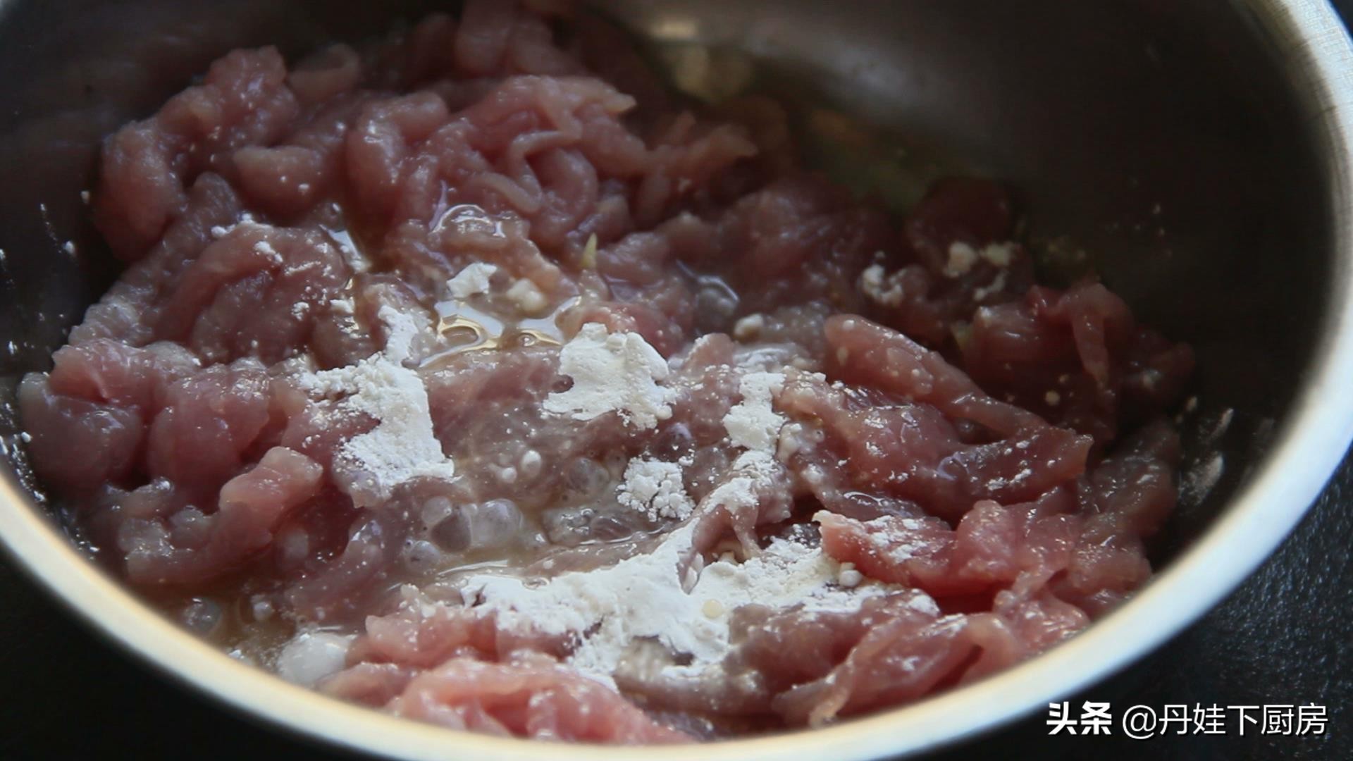 怎么做出色香味俱全的青椒肉丝，先炒青椒还是先炒肉，看完就明了