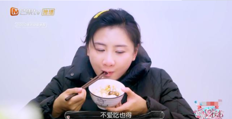 何雯娜出阁酒太寒酸？仅有一桌酒席，何雯娜母