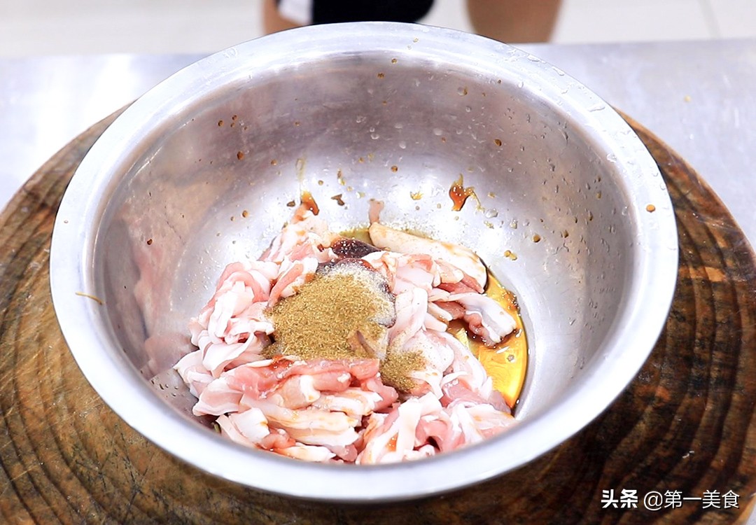 图片[3]-【煎肉片】做法步骤图 裹上生菜 焦香不腻又清脆-起舞食谱网