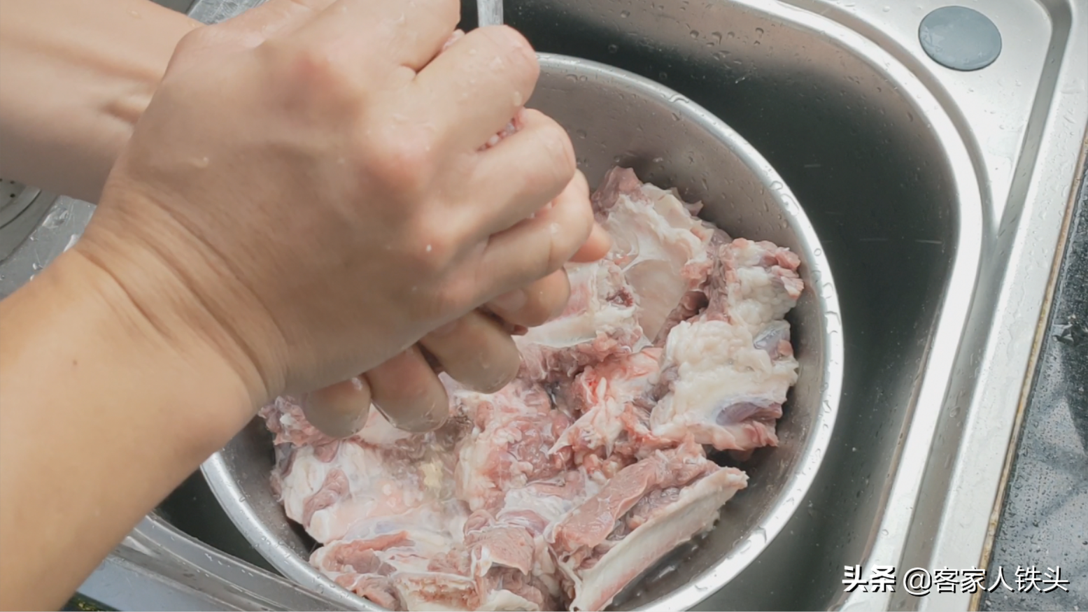 秋冬季牛排正确吃法，1根3斤多做一锅，脱骨入味还温补，好解馋