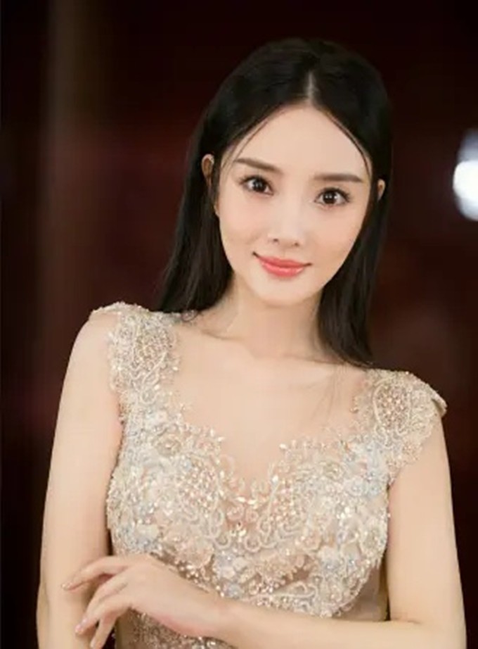李小璐近照被曝出，颜值与以前差异大，皮肤黝黑面部僵硬