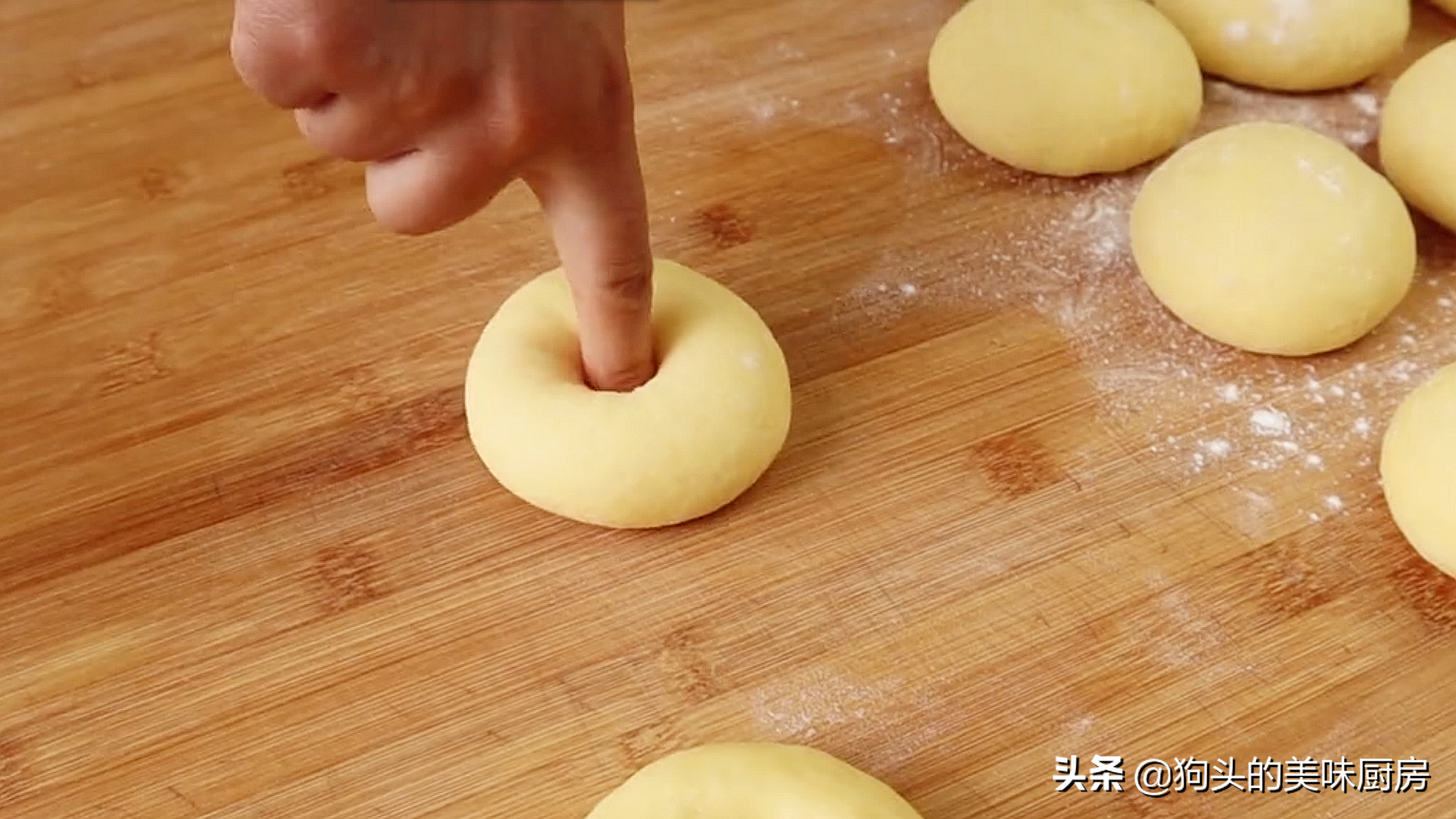 一碗麵粉，3個雞蛋，手指一戳一轉，香甜鬆軟，比買的麵包還好吃