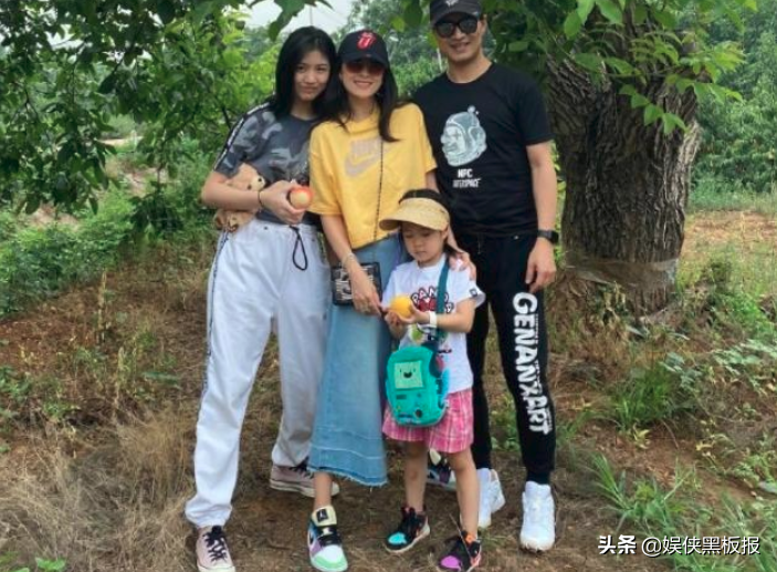 老司机汪峰骑三轮摩托，撞坏果园围栏，合影时