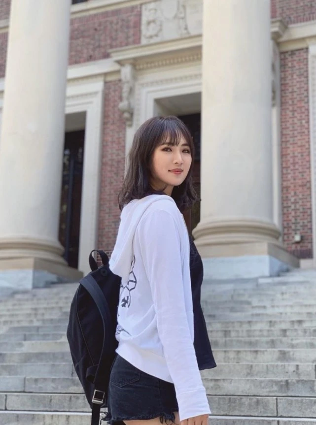 姚安娜亮相上海车展,都是任正非的女儿,不欠谁一个交代?