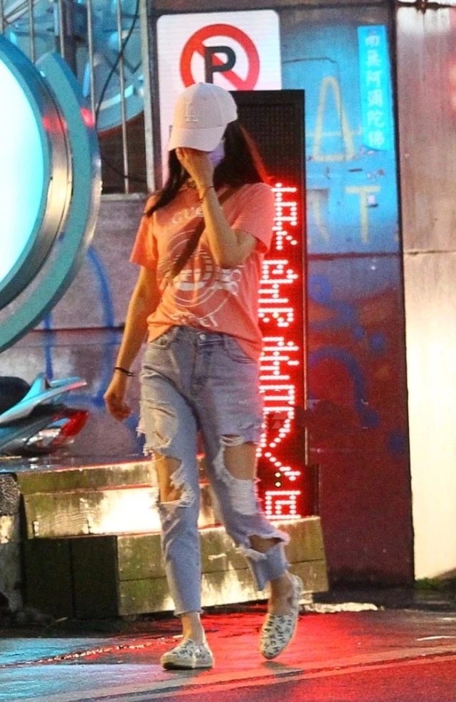 林心如分享最幸福的事，看霍建华和女儿入眠，自己在一旁喝酒追剧