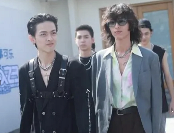 胡宇桐|《明日之子》选手胡宇桐被担架抬进救护车 曾捂着心脏痛哭站都站不稳