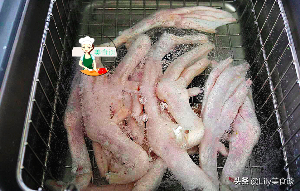 洗水果加盐加面粉？学会这方法，简单省事，看不见的残留也洗干净