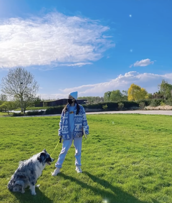 李小璐曬與女兒同框，甜馨戴漁夫帽文靜淑女，越來越有女神範兒