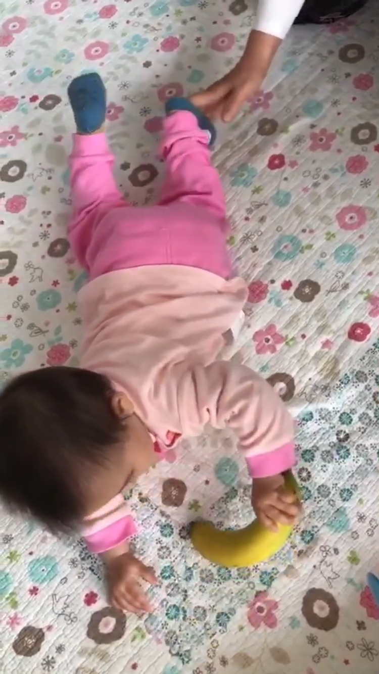 楊怡曬女兒近況，9個月小珍珠努力學爬，胡杏兒都忍不住拍手稱讚