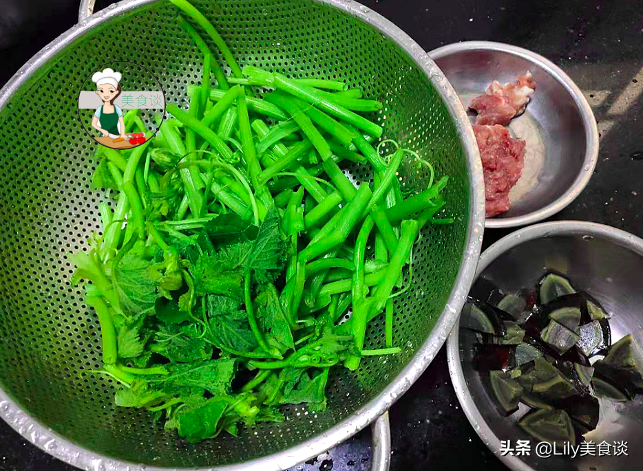 夏天這菜我常買，用手一撕一燙，澆上高湯，清甜爽口，一盤不夠吃