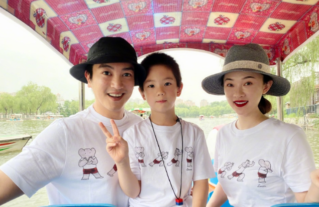 霍思燕杜江兒子演音樂劇，嗯哼一身王子裝扮站C位，被讚太像李現