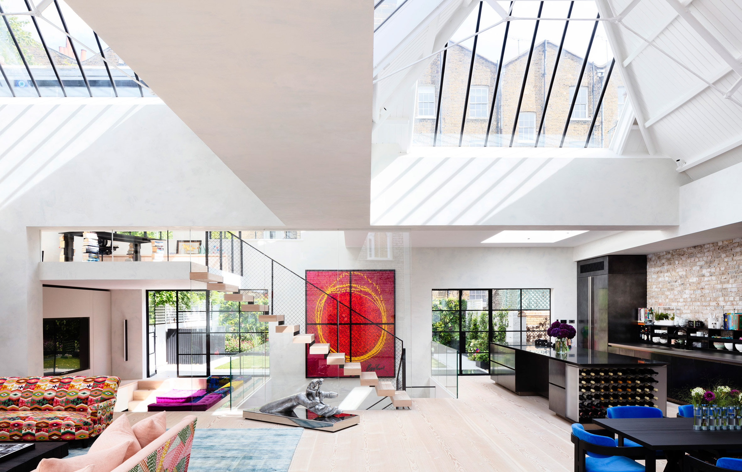 艺术家工作室改造的超高挑空LOFT住宅，四口之家与艺术藏品共舞