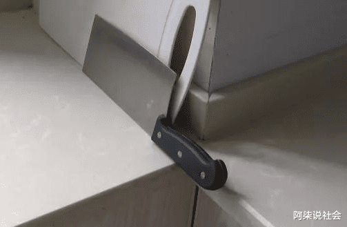 姑娘租房不到两天，被前租客入室持刀威胁，还