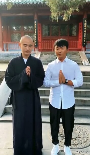 王宝强现身少林寺，又发新微博，历尽沧桑后终于再次破茧成蝶