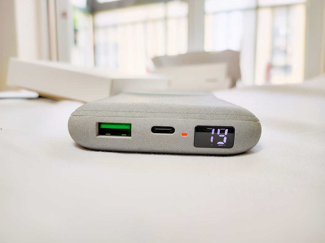 Nank南卡无线充电宝POW3：多机同时充电，还支持无线快充