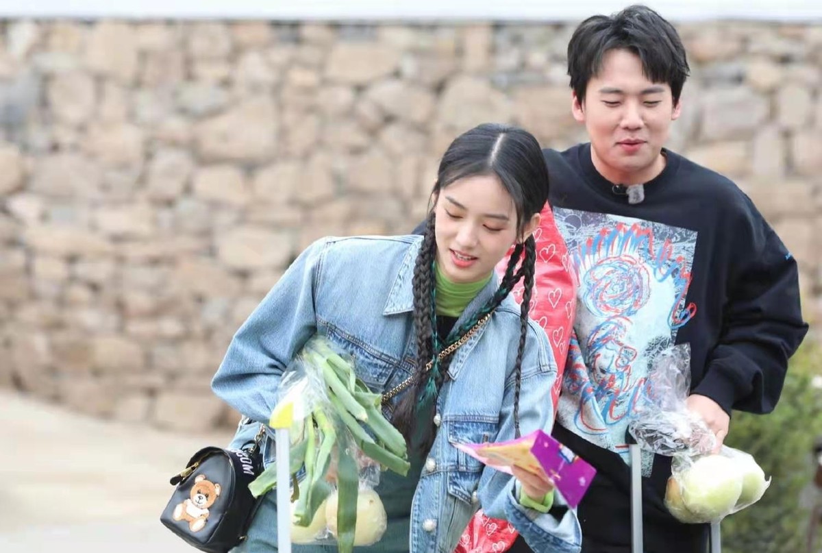 Shu Qi wears business suit to take wind on foot, a pair of slipper can be accomplished! Netizen: Is what I am short of slipper