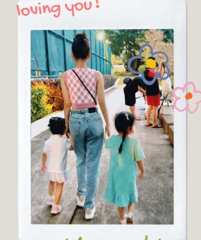 郭富城娇妻女儿涂鸦花瓶，姐姐C宝侧颜美，妹妹扎羊角辫专注可爱