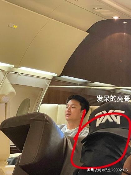都美竹不小心公开旧照，曝光出曾和贾乃亮同乘私人飞机，随后秒删