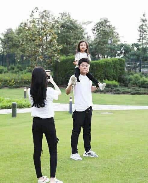 贾乃亮和李小璐离婚后首同框，抱甜馨相当宠溺，对李小璐爱答不理