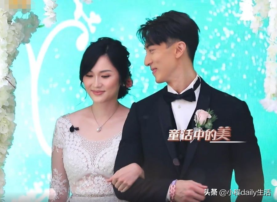 吴尊在家后花园办婚礼，谁注意宾客的打扮？这