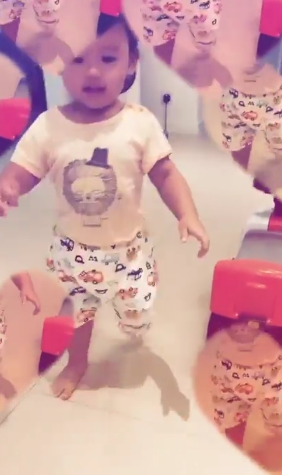 張柏芝41歲慶生照曝光，穿藍白條紋顯年輕，張文慈鄧萃雯相伴左右