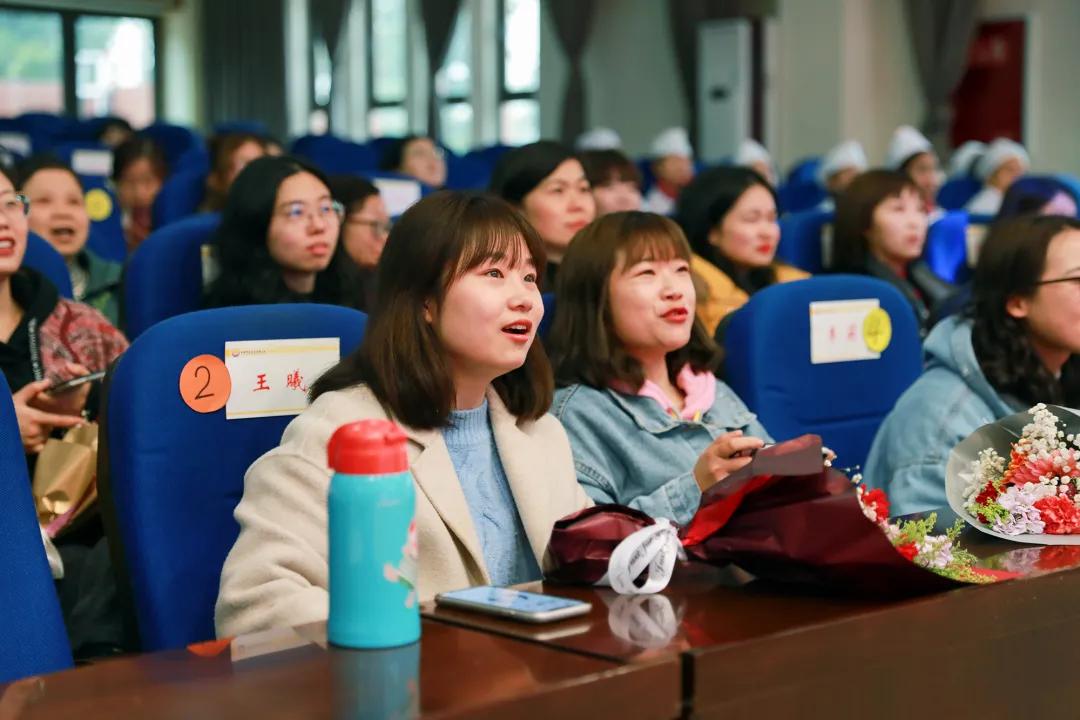 老师，您笑起来真好看——记双流区金桥小学“三八”妇女节活动