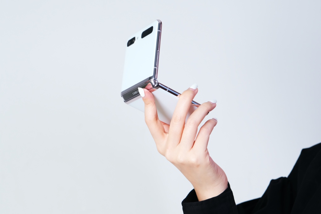 三星Galaxy Z Flip 5G拍照强大还时尚便携