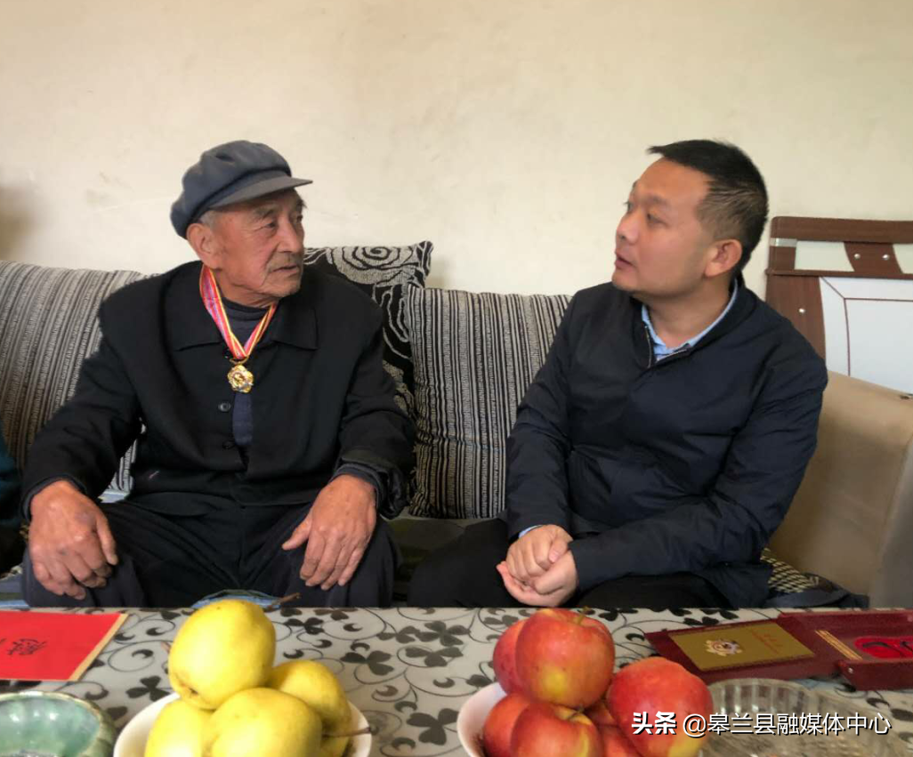 皋兰县领导为抗美援朝老兵颁发纪念章