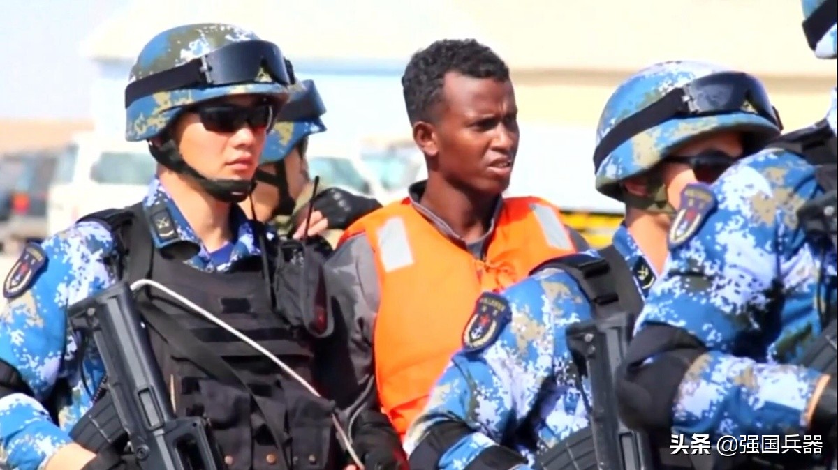 油轮遭海盗袭击，英国人竟开火相逼！这是在学俄罗斯人？