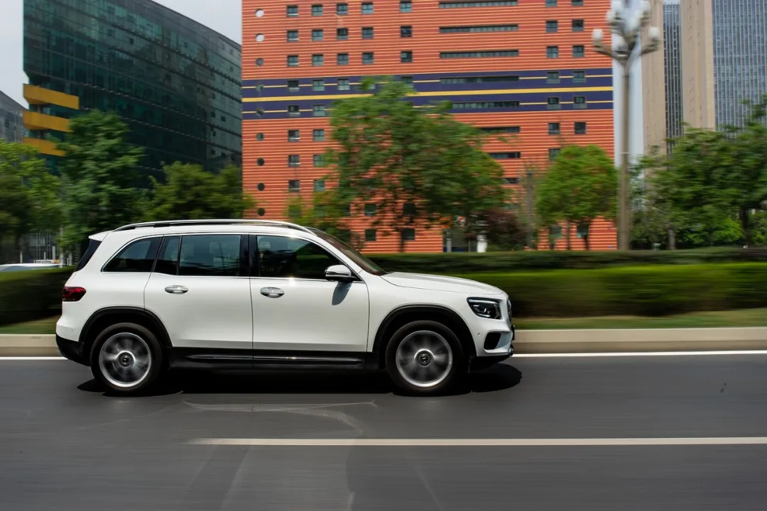 30多万+7座SUV+奔驰，GLB胜在同级“唯一性”|试驾