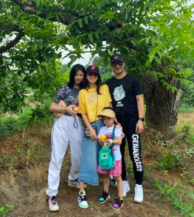 章子怡慶結婚6週年，和汪峰親暱依偎滿臉笑，大方自曝是繼女拍照