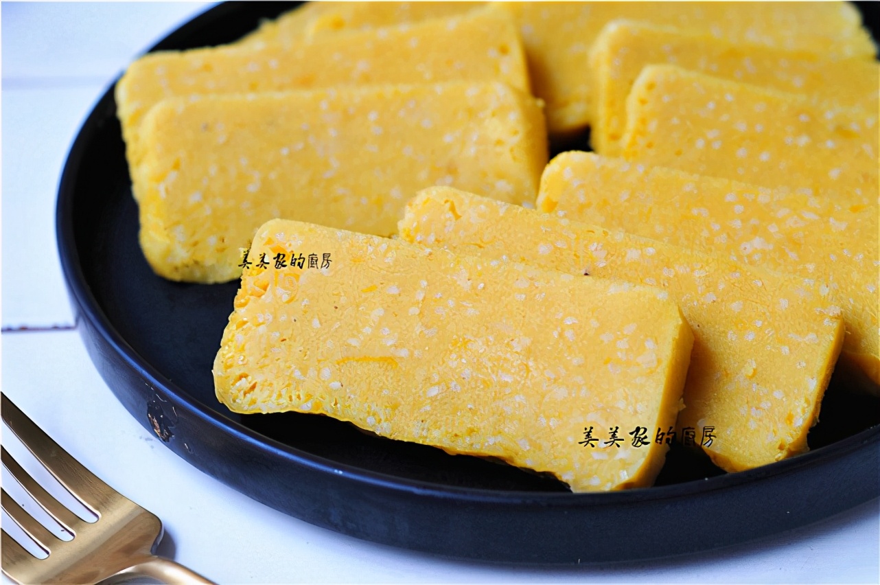 南瓜加一把小米，上鍋一蒸，清爽柔軟，香甜爽口，當早餐最開胃