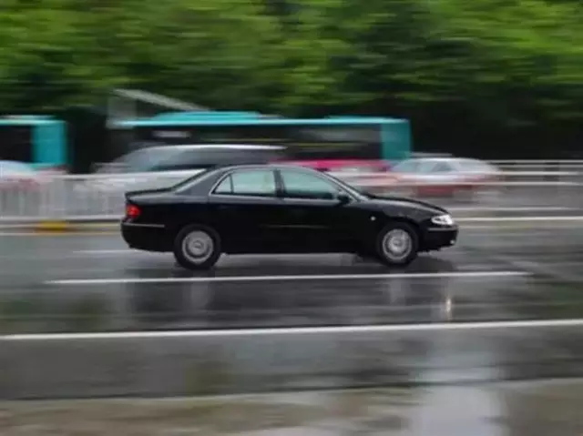 重庆|雨天行车，车轮打滑如何做到安全驾驶