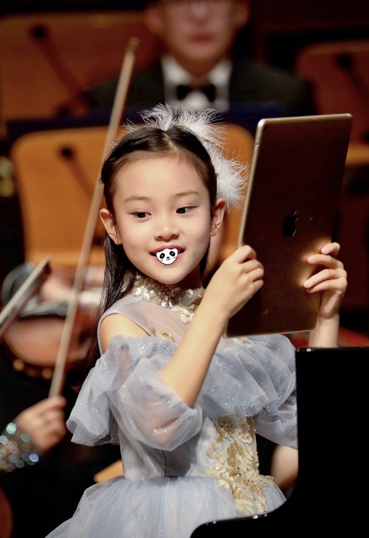 李小璐晒女儿钢琴演出花絮视频，甜馨安吉同框，男帅女靓超养眼