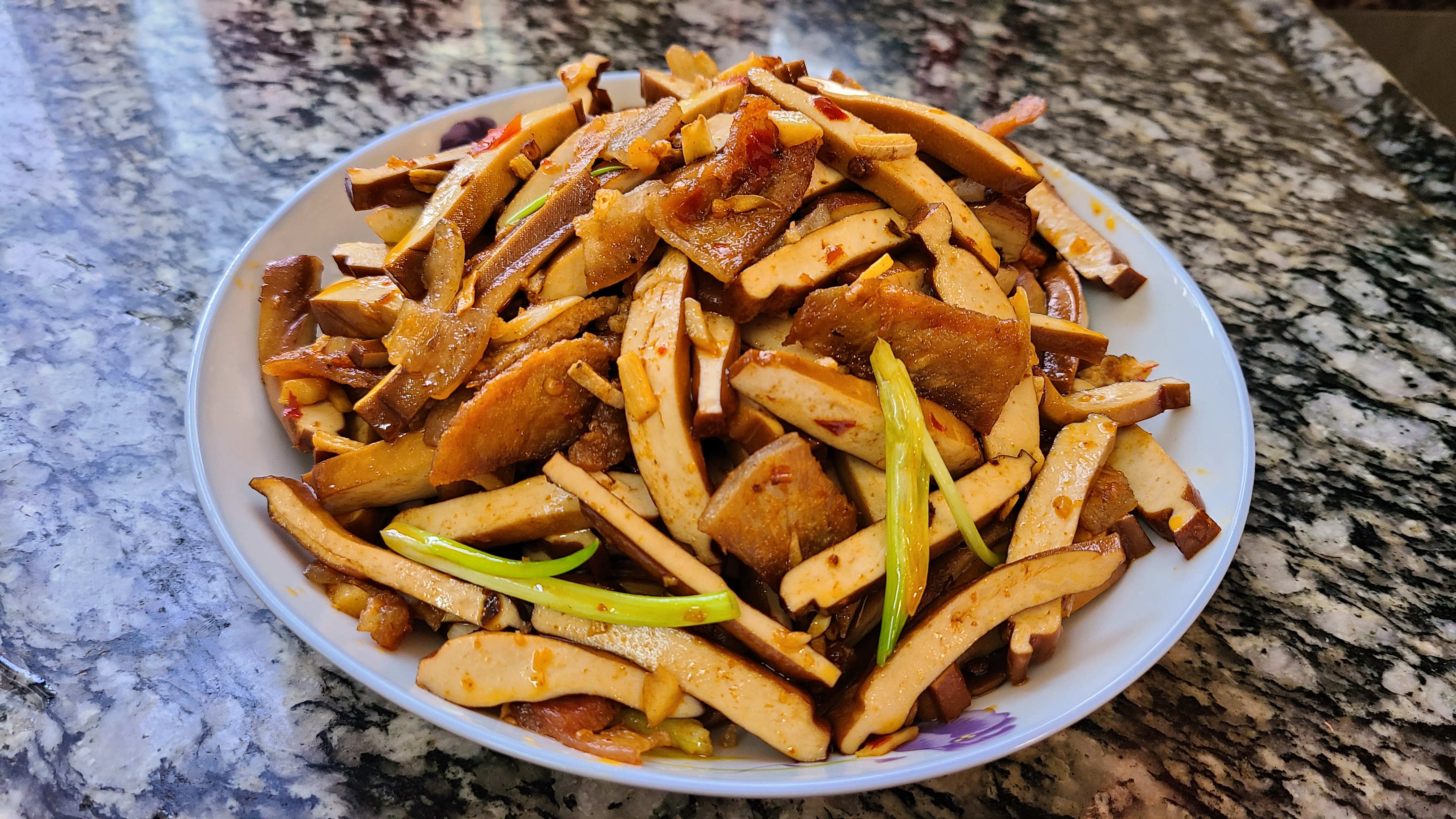炒香干，又香又下饭的家常菜，简单好吃，成本才20块