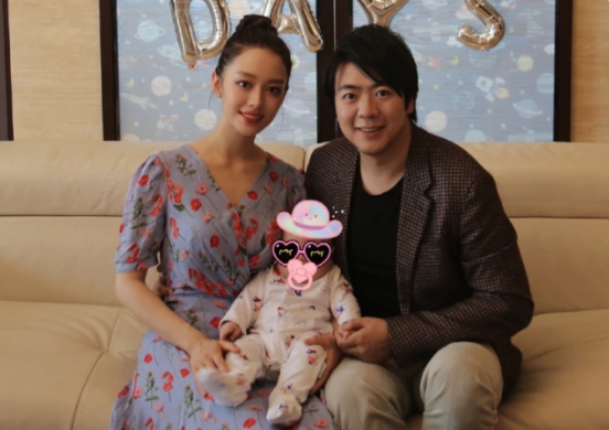 郎朗深夜甜秀恩爱，与吉娜挽手逛夜市吃小吃，吉娜细直长腿太优越