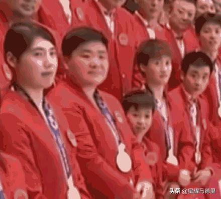 2奥运冠军萌化了！14岁全红婵脸颊靠着巩立姣手臂，神还原表情包