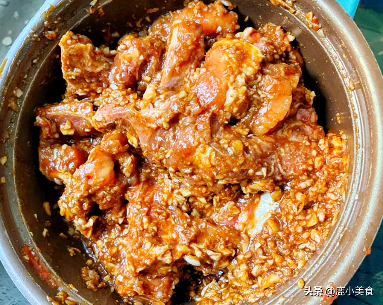 老父亲惯用的蒜香排骨“腌制配方”，外酥里嫩，蒜香十足，真美味