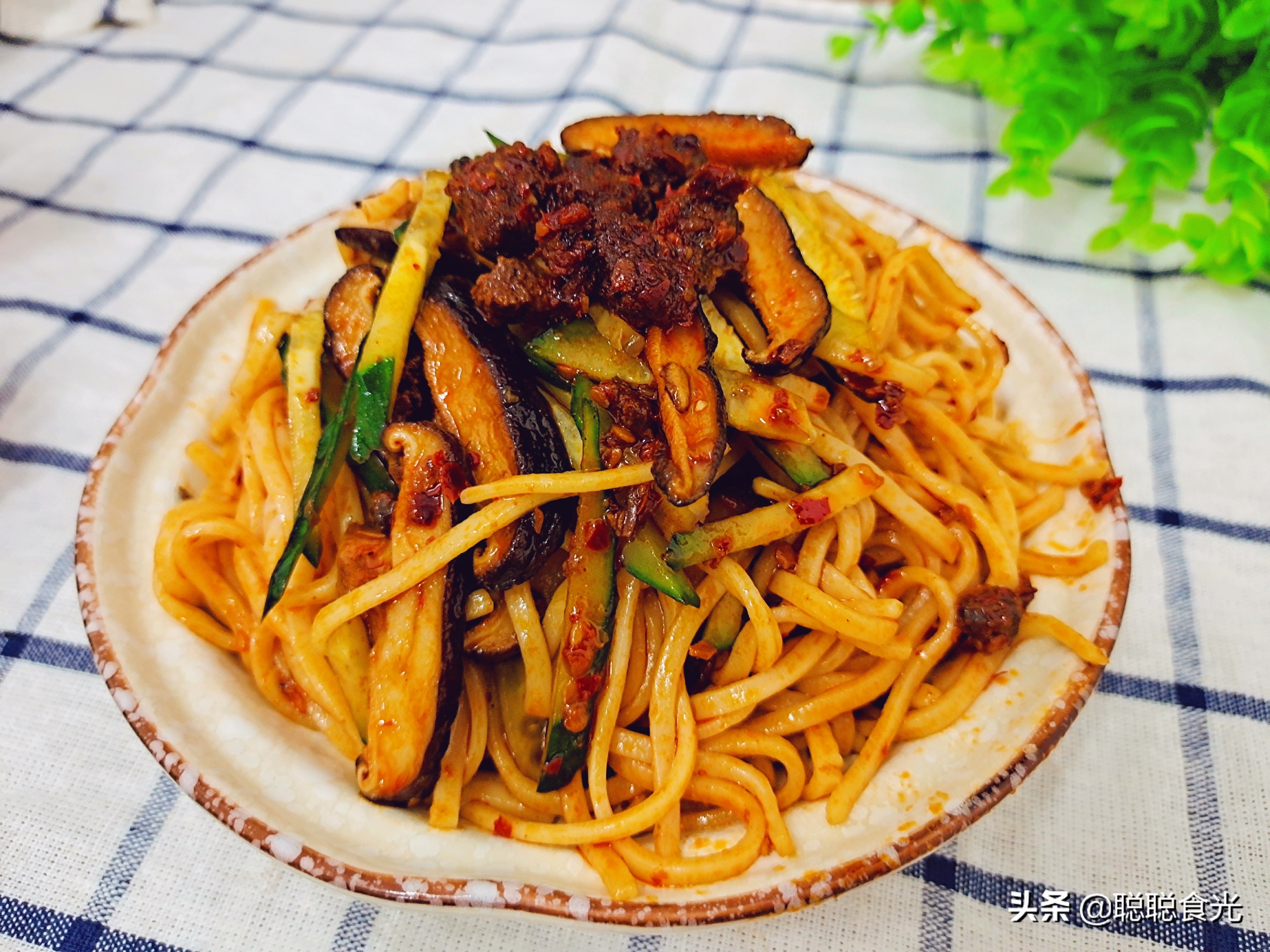 Spicy beef noodles can be done in 5 minutes, simple and convenient, big beef is enjoyable