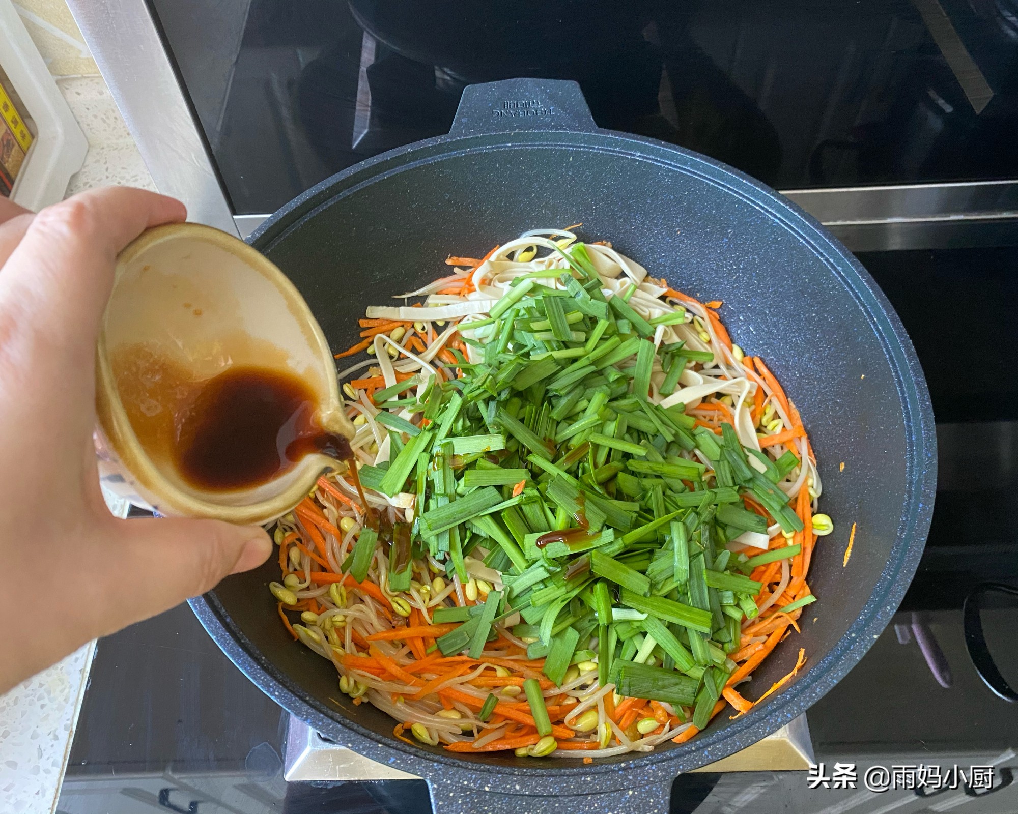 剩餃子皮不要煮著吃了，做成薄如蟬翼的春餅，卷上小炒菜搶著吃
