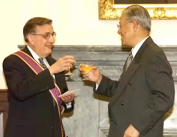 台灣地區領導人�過境�美國限制多，當年李登輝穿睡衣拒下機