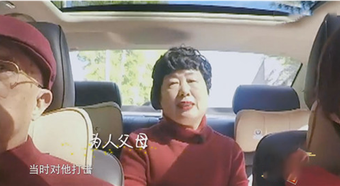 潘粤明发文父亲散步被车撞，十年绿叶衬红花，