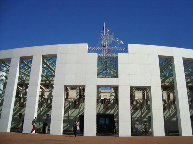 美国伸手想拉澳洲一把，中国再度出手，澳洲又