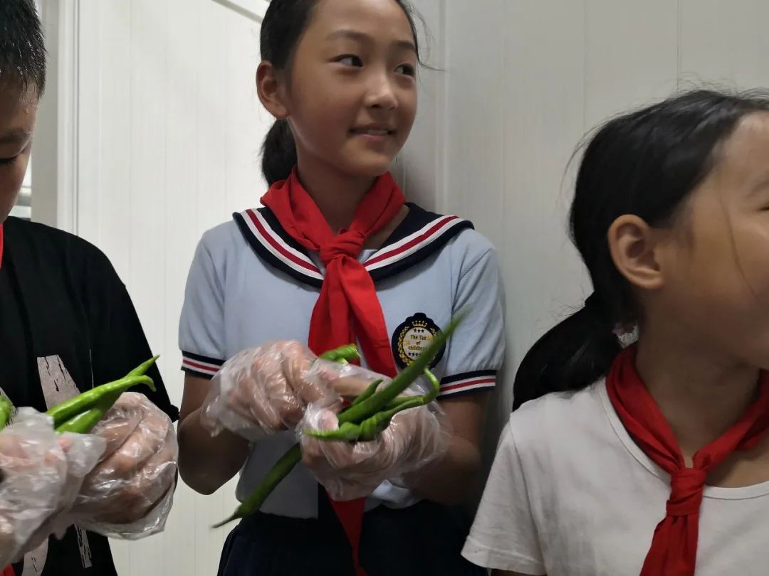 欢乐与泪水——万安小学4.1中队走进厨房学习生活技能