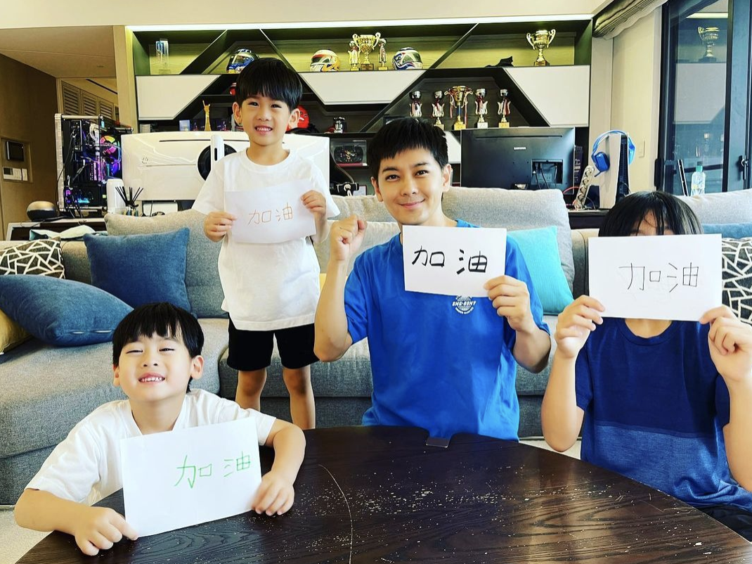 林志穎攜3個兒子手寫“加油”，助力台灣抗疫，正能量滿滿