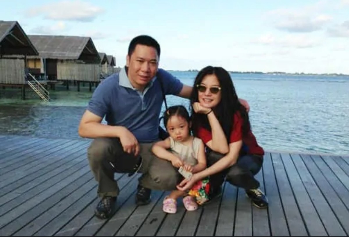 赵薇机场落寞抽烟，45岁与富商老公结婚13年，却被传婚变？