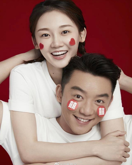 苗苗首曬一家三口，產後恢復螞蟻腰筷子腿，鄭愷帶妻女出門放風
