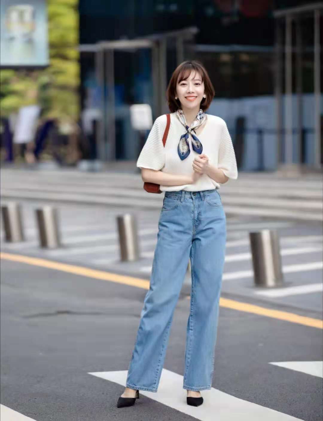 高腰牛仔阔腿裤搭配什么上衣才好看你学会了吗