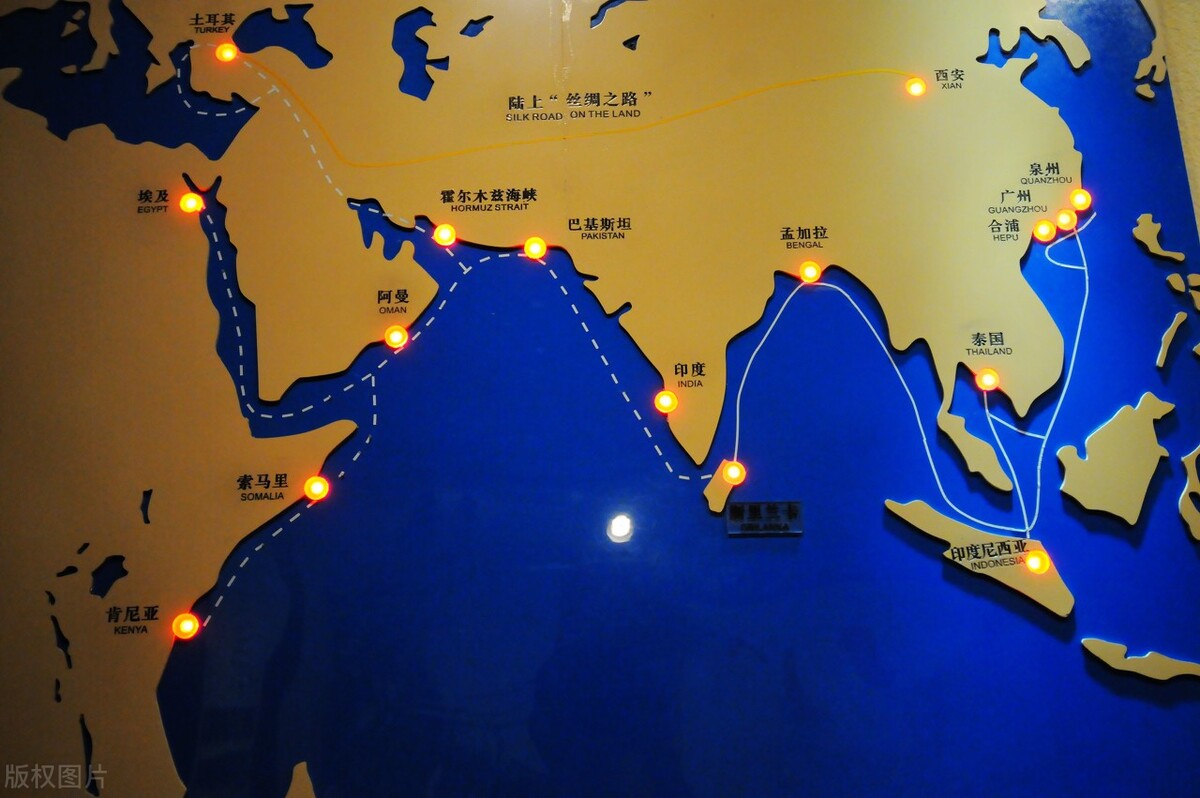 如果拋開能源貿易，俄羅斯等5國間70%以上的貿易均繞開了美元，那麼，結算用什麼？