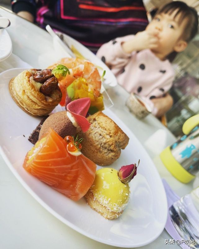 郭可頌熊黛林帶雙胞胎女兒出遊一家四口和雙方母親幸福三代同堂